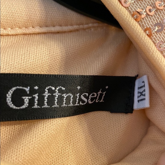 Elegant Gold Sequin Dress - Picture 3 of 8